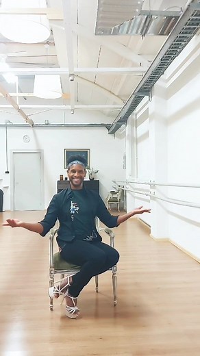 Hoe moet jij zitten tijdens je interview? Onze pageant coach Aneudi laat het zien! 😍 #casting #interview #pageant #sitting #castingday #pageantcoaching