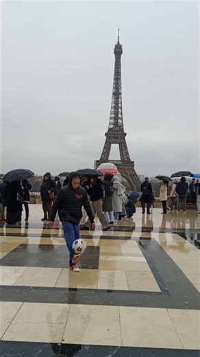 César Cappe 11 ans champion du monde de jongle qui jongle devant la tour Eiffel 👍😎