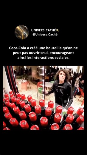 UNIVERS_CACHÉ on Instagram: "Coca-Cola a réalisé l’une des actions marketing les plus créatives de ses campagnes sociales en lançant une bouteille qui ne peut être ouverte qu’avec l’aide d’une autre personne. L’idée est née du projet « Coca-Cola Friendly Twist » mené dans des universités colombiennes. L’objectif était de remédier à un problème croissant sur les campus : les étudiants nouvellement arrivés passaient des heures connectés à leur téléphone portable, mais avaient du mal à engager la c