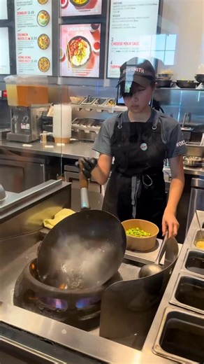 I partnered with Wok to Walk to show you a great, high quality, affordable spot to each lunch or dinner in Las Vegas. Located in the fashion show mall food hall, this stir fry quick casual stop is delicious and inexpensive. #vegas #lasvegas #vegasstarfish #vegasfood #vegasdeals | VegasStarfish’s Tips & Tricks