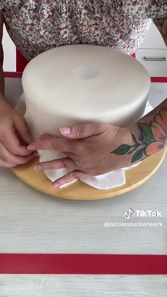 Torte mit Fondant eindecken: Schritt-für-Schritt Anleitung für Hochzeitstorten