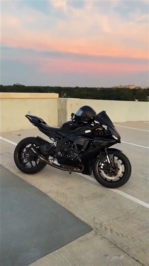 Yamaha yzf R1 black edition #yamahar1 #rider #bikelife #viralvideo #bikeshorts #motorista #shorts