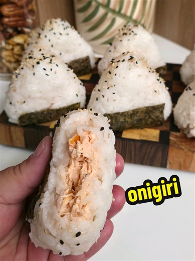 Onigiris (triángulos de sushi) receta fácil y cómo usar pescado Pesce