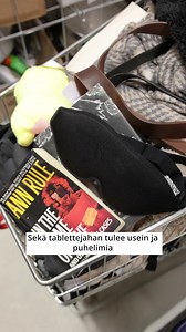 Lappiin jää vuosittain valtava määrä matkailijoiden vaatteita ja muita tavaroita. Osa niistä päätyy löytötavaratoimistolle. Lue Lapin Kansasta, minne muualle matkailijoiden taakseen jättämiä tavaroita päätyy. ✏️: Hanna-Mari Räsänen 🎥&📸: Anssi Jokiranta | Lapin Kansa