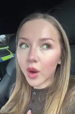 🚨 Meanwhile in the UK 🇬🇧 Right wing TikTok influencer that goes by the name Niamh was BOXED IN by multiple police officers after being reported for her political views. This is the state of Great Britain in 2026.