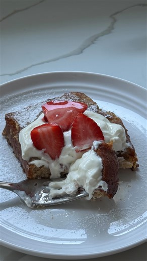 Helen Humphrey-Taylor on Instagram: "don’t hate me but i’ve never been the biggest fan of french toast…aaand then my mum suggested this you’ll need: - 1 thick slice of banana bread - 1 egg - 40-50ml any milk - 1tsp vanilla extract - a dash of cinnamon - a knob of butter (to serve): - greek yogurt - fresh strawberries - icing sugar method: 1. begin by whisking the egg, milk, vanilla extract and cinnamon in a shallow bowl until thoroughly combined. 2. grab a thick slice of banana bread and submerg