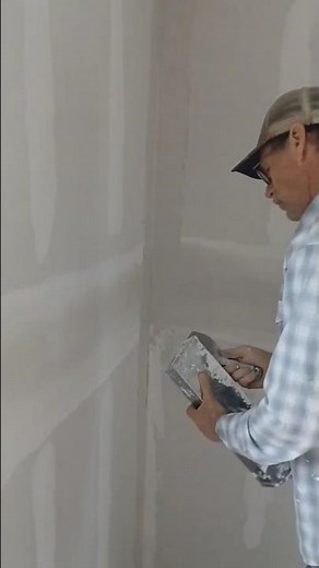How to apply drywall mud to inside corners (angles) #construction #drywall #taping
