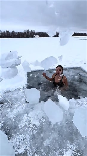 Ice ren queen girl 💪 #mermaid #swimming #icequeen #frozen