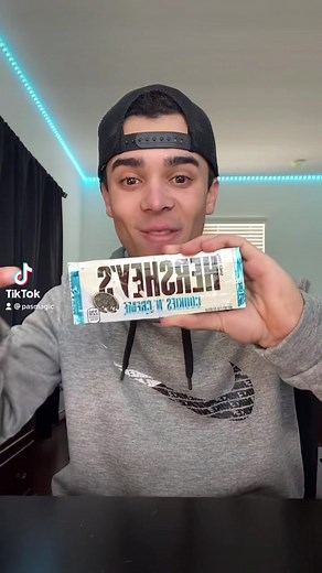 Who saw the ending?! #chocolate #magician #magictrick