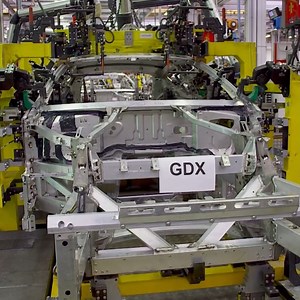 🚗 Qu’est ce qui rend la Ferrari si exceptionnelle ? Dans ces usines où tout est millimétré, voici comment la marque fabrique ses voitures légendaires ! ▶️Megafactories : Ferrari, à retrouver mardi à 21h10 sur RMC Découverte et RMC BFM PLAY : https://bit.ly/3X7cyZU | RMC Découverte