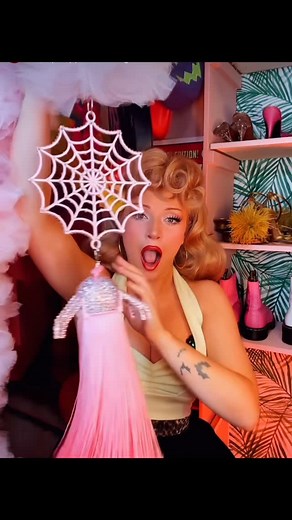 Viva La Bombshell | Luxury Accessories | Burlesque, Drag & Pinup on Instagram: "Pink and Spooky never looked so good 💋✨ So excited to make this for @pinuppalmer Powder Puff Fascinator @vintagevandalizm ✨ 3D designs were designed & printed by me except the spider leg file which was purchased by me 💋 #burlesque #drag #dragqueen #lgbtqia #pinup #boa #tulleboa Are you Pink and Spooky? Tulle boa, tulle boas, boa, feather boa, feather boas, vegan boa, no sew boa, custom boa, custom tulle boa, burles