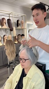 Mới đầu cô hơi khó chịu vì topper dài quá! Nhưng sau khi được gắn lên và cắt tỉa lại thì cô hoàn toàn hài lòng. Trong video là mái topper phủ bạc làm từ tóc bạc ạ #justyle 💜 | Tóc Giả Justyle