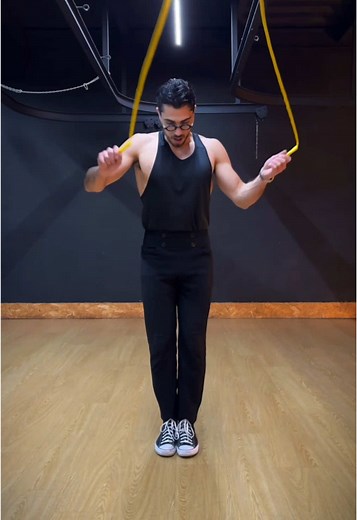 Master the Power of Side Swings! 💫 …flow, precision, and rhythm. 3 Reasons why it’s an essential for every jumper: 1. Enhanced Flow & transitions: Side swings create seamless transitions, adding finesse and rhythm to your jump rope routine. 2. Coordination Boost: Perfecting side swings sharpens hand-eye coordination, giving you more control over every move. 3. Effortless Style: Not only do side swings look impressive, but they also help you conserve energy, letting you jump longer with style wh