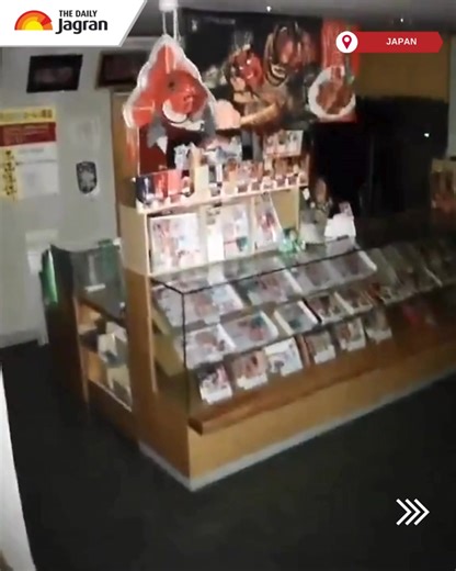 #Watch | Japan issued tsunami alerts for the prefectures of Hokkaido, Aomori, and Iwate, after the earthquake jolted large parts of northern and eastern Japan. The Pacific Tsunami Warning Centre further cautioned that hazardous waves could affect areas within 1,000 km of the epicentre, along the coasts of Japan and Russia. #Earthquake #Japan #Tsunami #Warning #Seabed #JMA #Alert #JapanEarthquake [Tsunami, Authority, JMA, Japan, Alert, Epicentre] | The Daily Jagran