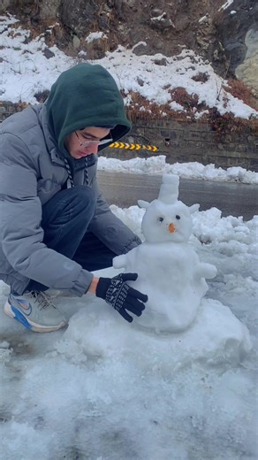 Snowman Building Tips in Murree Hills