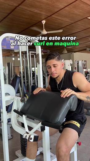 Mejora tu técnica en curl de bíceps en máquina