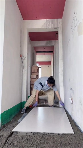 萬事開頭難，全房第一片磚任何的失誤都會全盤翻車#瓦工鋪貼瓷磚 #鋪瓷磚避坑注意事項 #記錄我的貼磚生活 | 方舟培訓基地 黑教官