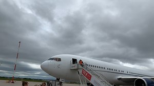 Here’s a 360-degree look at the Boeing 767 carrying the Liverpool FC team to Madrid earlier today after the players had boarded! 🔄✈️🇪🇸 | Liverpool John Lennon Airport