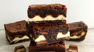 Kinder and Milk Chocolate Brownies 😍 (for my sister 💕) If you know a fussy eater, like my sister, who loves Kinder & dairy milk chocolate, but doesn’t like nuts, dark chocolate, or strange textures 😅 try these brownies 🫶 They’re super fudgy and chocolatey, packed with chocolate buttons and a layer of Kinder chocolate through the middle 🤤 Sound on for full instructions 🔉 All you need is: 170g unsalted butter, melted & cooled slightly 250g caster sugar 3 large eggs 250g milk chocolate, melte