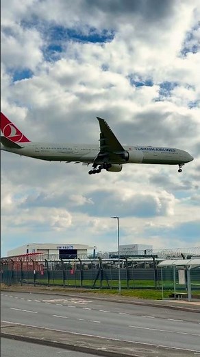 Turkish airlines ￼Boeing 777-3F2 coming from Istanbul to landing Heathrow Airport London ￼