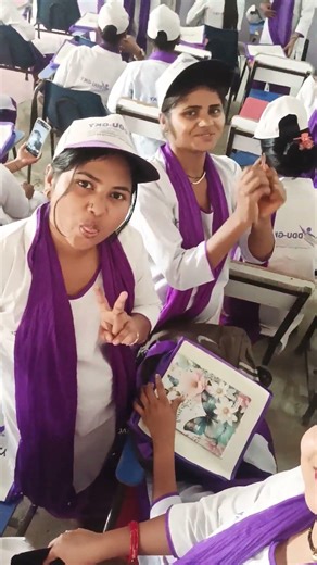 #comedy #humorvibes #funny #fun #funnymemes #memes #funnyposts Aaj ham logo ke college me dres Mila