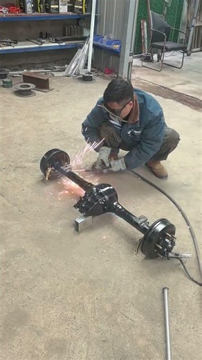 Welding of the full-floating rear axle leaf spring seat and motor installation
