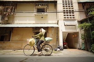 Last semester, our ProfComm students, Team Supernova, created an art direction for a health promotion campaign that featured impactful storytelling to raise awareness about cervical cancer. Burdened by the responsibilities of breadwinners, Vietnamese informal women waste workers often deprioritize their healthcare due to livelihood pressures. The main character’s story highlights the increased risk of gynecological diseases from constant exposure to polluted environments in their daily workplace