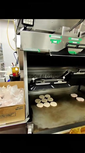 Work with me on grill station at McDonald’s #mcdonalds #fyp #foryoupage #viral #trending #viralvideo #fypシ