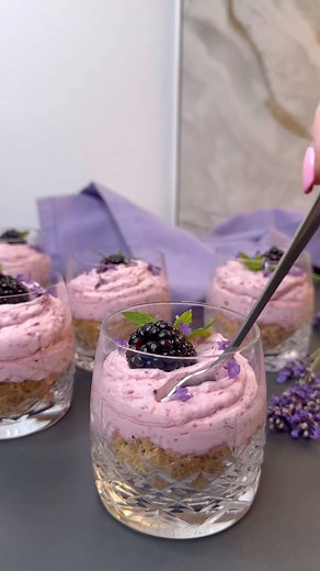 Dianna Tækker Stemann Brinch on Instagram: "Brombær cheesecake uden husblas🌸 Klar på under 15 minutter💜 Cremen piskes med purerede friske brombær - se lige en skøn farve😍 Super nem at lave, og den kan sagtens forberedes tidligere på dagen - eller dagen før☀️ Hvad synes du om desserter som denne? 💜 Find opskriften via link på min profil🤗 #cheesecake #nemdessert #easydessert #easydesserts #dessert #easycheesecake #kage #brombær #blackberries"