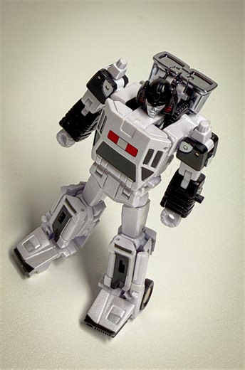 Transformers NewAge Cordon Strikes a Pose! 🔧🚗 From Display Shelf to Battle-Ready! #Transformers #NewAgeToys #Cordon #DiacloneHomage #TransformersCollector #ThirdPartyTransformers #MechaToy #ActionFigurePhotography #TransformersReel #ToyReel #TransformersFan #Sunstreaker #fblifestyle | Chopper’s Toys