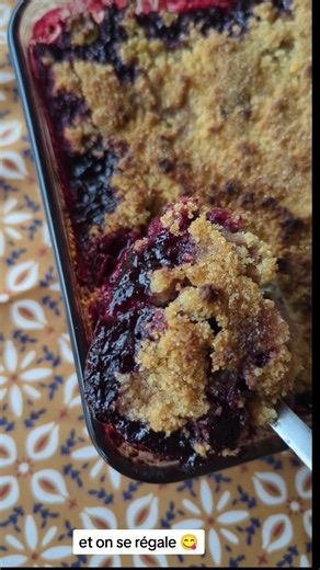 Crumble de Prunes super facile 👍🏾 Les quantités : - 1,4 kg de prunes bien mûres - 160 g de sucre roux - 100 g de beurre demi-sel - 150 g de farine - 50 g de poudre d’amande - 50 g de cerneaux de noix #crumble #crumbleprunes #recettes #recettessimples #patisserie