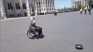 16K views · 325 reactions | La mia versione del tormentone dell'anno Despacito con una coreografia di zumba in carrozzina direttamente dal parlamento di Budapest. | Roberta Macrì % | Facebook