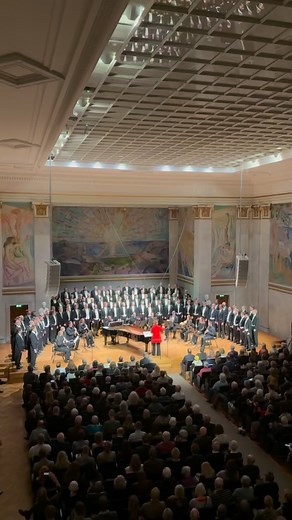 Landkjenning – Edvard Grieg (1872) Tekst: Bjørnstjerne Bjørnson Solist: Vetle Røsten Granås Video: Synne Vestvik «Landkjenning» ble komponert av Grieg i 1872 og tilegnet Johan D. Behrens, Den norske Studentersangforenings grunnlegger og vår første dirigent. Verket fikk sin urframføring 17. mai samme år, av DnS med Behrens i spissen. For oss har stykket en helt spesiell plass. Det er en del av både norsk musikkhistorie og vår egen historie som kor. Å igjen få fremføre dette storslåtte verket 153 