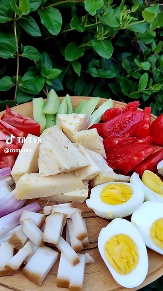 First bite? What will it be? Romania’s summer snacks are an absolute treat for your taste buds, and they’re all about embracing the flavors of the season! From the delightful tang of cheese to the juiciness of tomatoes and the crispness of cucumbers, Romanian summer snacks are a burst of freshness in every mouthful. But wait, there’s one ingredient that takes center stage, and that’s the beloved slanina – a true Romanian delicacy that’ll leave you craving for more! Let’s start with the classics