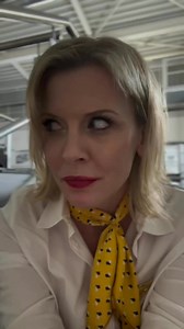 „Tik Tok Captain! Tik Tok Captain!” So hört sich das aus, wenn ein Psychopath an Board ist und permanent an die Tür des Cockpits klopft, weil er selber fliegen will.. 😂 Das ist natürlich ein Eindruck vom Dreh, also ein “behind the scenes” von „MONSTER ON A PLANE“ Der Dreh zu dieser herrlich schrägen Horrorcomedy hat so viel Spaß gemacht. Das Ergebnis könnt Ihr ab dem 07.11.24 in ausgewählten Kinos von UCI und Cineplex sehen 💁🏼‍♀️😈#monsteronaplane #movie #evahabermann #actor #actress #horror 