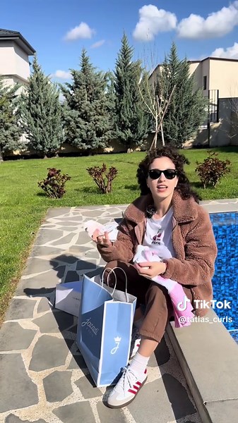 რომელი ჩანთა უფრო მოგეწონათ - წითელი თუ შინდისფერი?