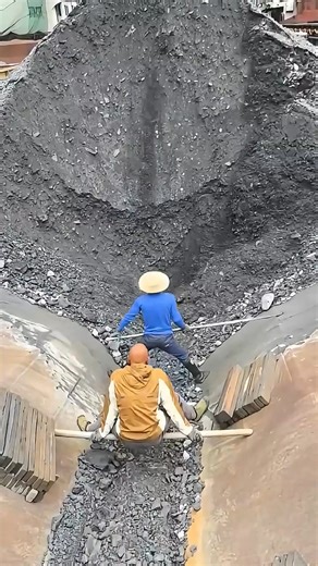 Miningsolution on Instagram: "What Are Rare Earth Elements (REEs) — And Why Are They So Important? Rare earth elements (REEs) are a group of 17 metallic elements in the periodic table. Despite the name “rare,” many of them are relatively abundant in the Earth’s crust — but they are rarely found in economically concentrated deposits. 📌 What Do Rare Earths Include? Rare earth elements consist of: 🔹 15 Lanthanides Lanthanum (La) Cerium (Ce) Praseodymium (Pr) Neodymium (Nd) Promethium (Pm) Samariu