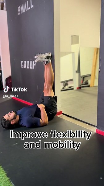 Improve Your Flexibility & Mobility💥 This hamstring wall stretch is a form of active stretching and a great way to improve your hamstring flexibility with the dynamic leg sweep. Tight hamstrings can lead to low back pain, knee pain and muscle imbalances. If you have right hamstrings give this stretch a try and reduce your risk of injury! Remember: move better-feel better-perform better! #hamstrings #strengthtraining #warmup #hamstringstrength #injuryprevention #stretching #flexabilitytraining #
