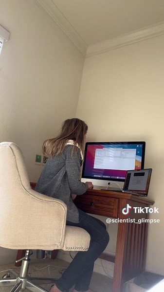 A day in my life as a PhD scientist working in industy 👩🏼‍⚕️ . . . . #womeninstem #phdlife #lablife #latinoinstem #tesla #biotech #pharma #industry #work #mexico #hungary #stem #dayinmylife