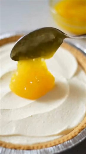 Easy 4-Ingredient Lemon Vanilla Cool Whip Swirl Pie Creamy Lemon Vanilla Cool Whip Swirl Dream Pie Ingredients: 1 pre-made graham cracker pie crust (9-inch) 1 packet vanilla instant pudding mix (3.4 oz, dry) | Easy Recipes