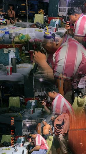 วันหยุดพักผ่อนกับทีมงาน ระหว่างรอปูผิว ร้องเพลงกันชิวๆ 🎤🎵🍻 เก็บเกี่ยวความสุขในวันหยุด แล้วไปลุยงานกันต่อ5555 🤣😂 #เอสบีบอสส #ตีเส้นจราจรสีเทอร์โมพลาสติก #รับตีเส้นจราจรภาคอีสาน #งานตีเส้นจราจร #ตีเส้นจราจร 🛣️🚚