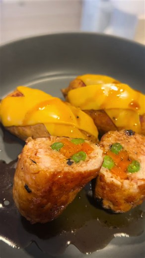 ❏つくねの野菜巻き 【材料】（2〜3人分） 〈つくね〉 \t●\t鶏むねミンチ…約400g \t●\t豆腐…1丁（水切り不要） \t●\tインゲン…適量 \t●\t人参…適量（細切り） ※インゲンと人参はあらかじめサッと茹でておく。 【下味】 \t●\t生姜…少々 \t●\t味噌…大さじ1 \t●\t醤油…大さじ1 \t●\t片栗粉…大さじ3 【タレ】 \t●\t砂糖…大さじ2 \t●\t酒…大さじ2 \t●\tみりん…大さじ2 \t●\t醤油…大さじ2 【作り方】 ① ボウルに鶏むねミンチ、豆腐、下味の調味料を入れてよく混ぜる。 ② ラップの上にタネを広げ、中央にインゲンと人参を並べて巻く。 ③ フライパンに油を熱し、表面に焼き色がつくまで焼く。 ④ 酒（または水）を適量入れ、フタをして蒸し焼きにする。 ⑤ 中まで火が通ったらタレの調味料を加え、煮絡めながらグツグツしたら完成！ #簡単レシピ #おうちごはん #ダイエットレシピ #つくね