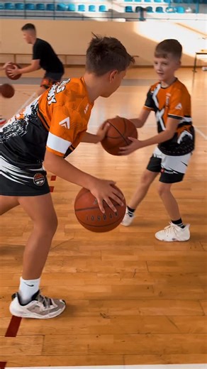 🔥 TOP 6 – PARTNER RESISTANCE SERIES 🔥 Strength. Control. Precision. How strong is your handle under pressure? 💪 This series challenges your control, stability, and hand strength — the ball must move, but you stay balanced and locked in. 🏀 DRILL BREAKDOWN: 1️⃣ POUND / CROSS 2️⃣ POUND / BETWEEN 3️⃣ POUND / SNATCH 4️⃣ PUNCH / BETWEEN 5️⃣ PUNCH / SNATCH / DOUBLE CROSS 6️⃣ PUNCH / TRIPLE BETWEEN While one hand handles, the other resists — strength meets skill, and coordination becomes control. ⚡ 