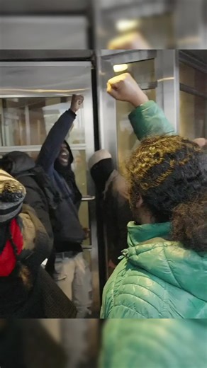 Smashed Window at Minneapolis Anti-ICE Protest following shooting part 1 #ICE #news