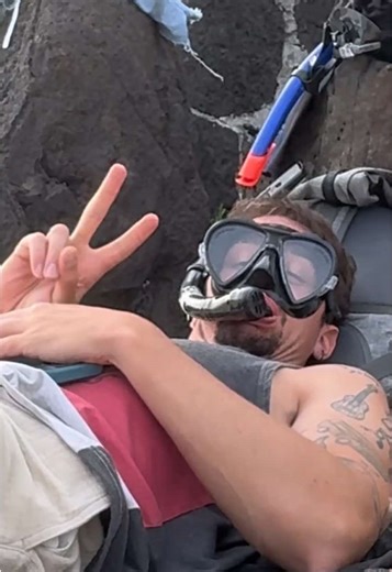 On raconte que les 6 mouches le suivent encore 😂 @Tibod