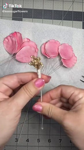 #cakedecorating #fypシ #fondantflowers #tutorial #flowermaking #sugarart #etsyshop #etsysmallbusiness