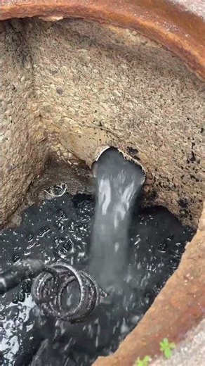 Cómo los plomeros limpian drenajes imposibles #plumber