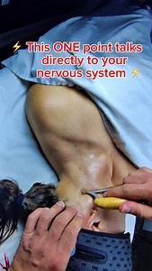 ⚡ This ONE point talks directly to your nervous system ⚡ That spot right under the jaw / side of the neck? 👉 It’s a vagus nerve activation zone. When this point is stimulated with precise scraping / gua sha: • The nervous system shifts from fight-or-flight → rest-and-digest • Stress signals drop • Breathing deepens • Jaw, neck, and shoulder tension melt • The body gets the message: you’re safe This is not just muscle work — 🧠 it’s neurological regulation. Clients often feel: ✨ instant calm ✨ e