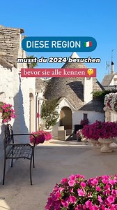 Diese Region musst du besuchen 🤫🇮🇹 Wie wäre es mit einer Rundreise durch Apulien! Beginne in Bari, erkunde die historische Altstadt &, kauf frische Pasta. Weiter geht es ins wunderschöne Polignano a Mare, hier könnt ihr wunderbar am Strand entspannen. Mit einem Mietwagen geht’s nach Alberobello zu den zauberhaften Trulli-Häusern. Hier kannst du sogar übernachten - ein ganz besonderes Erlebnis! Mein persönliches Highlight ist Matera - eine der schönsten Städte Italiens, die Altstadt ist auch k