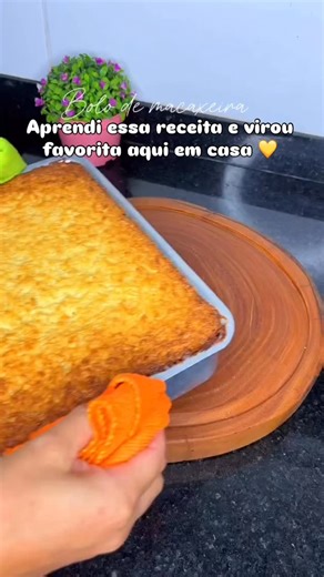 temperosdaweb on Instagram: "Bolo de Macaxeira (Aipim) 🥥🍰 Ingredientes: 1 kg de macaxeira ralada 4 ovos 4 colheres (sopa) de margarina 1 caixa de leite condensado 1 vidrinho de leite de coco 1 sachê de coco ralado Leve ao forno pré-aquecido a 180°C por aproximadamente 40 a 50 minutos, ou até dourar e firmar bem. 👉 Modo de preparo está no vídeo 👉 Segue @temperosdaweb para mais receitas fáceis e deliciosas 😍🍴 #bolodemacaxeira #bolodemacaxeiracomcoco #bolodeaipim #bolo #receitadebolodemacaxei